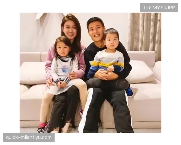 武磊下班后直接冲去接娃，这反差谁懂啊